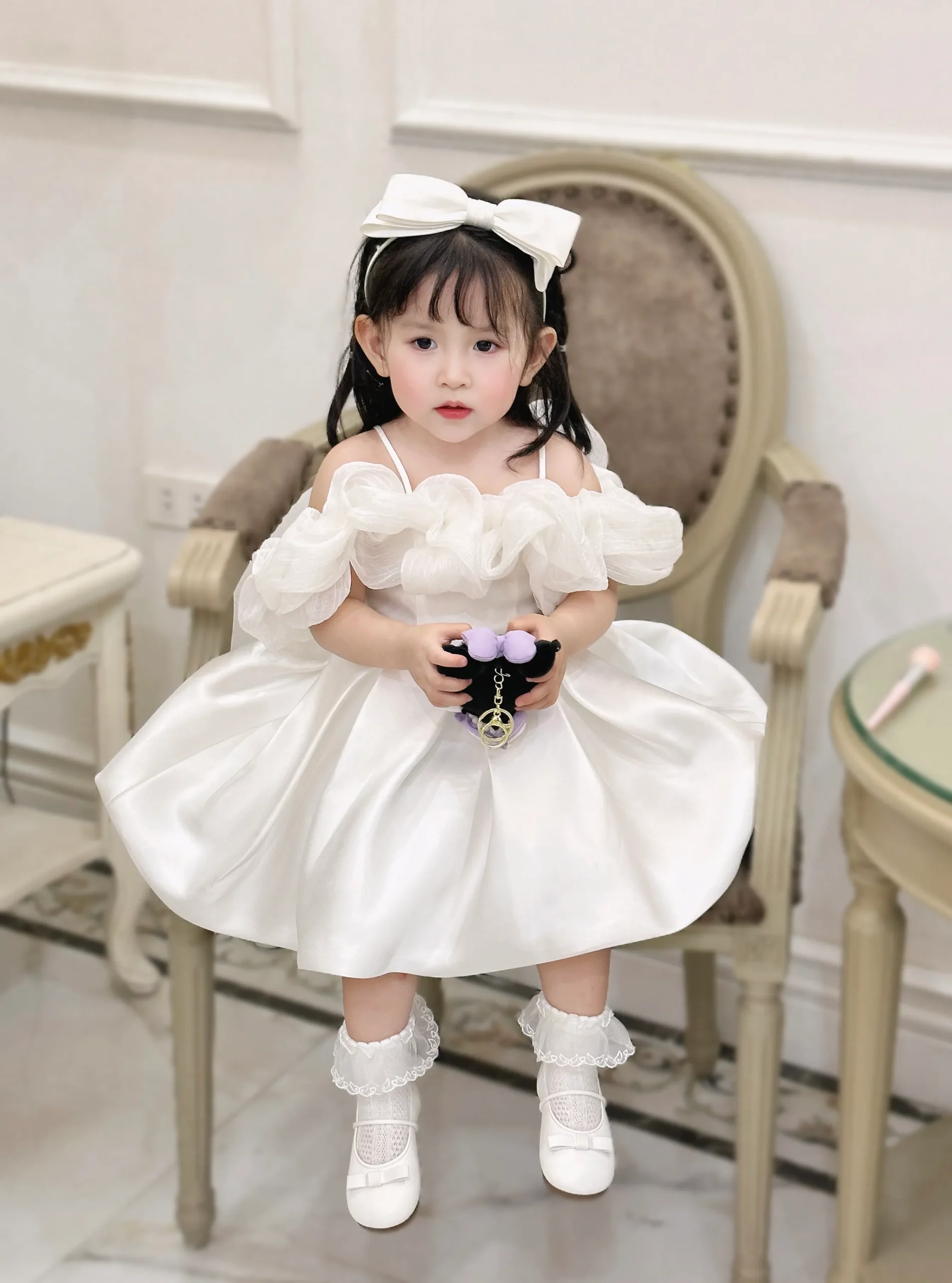 Phối với phụ kiện giày công chúa